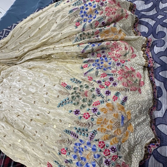 It would fit XS to M size. Both top and bottom are adjustable. - Picture 2 of 5